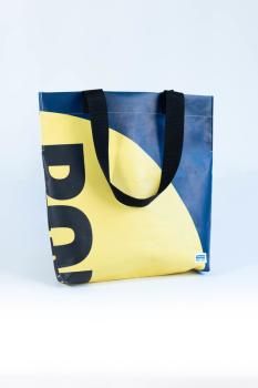Upcycling-Tragetasche aus Banner