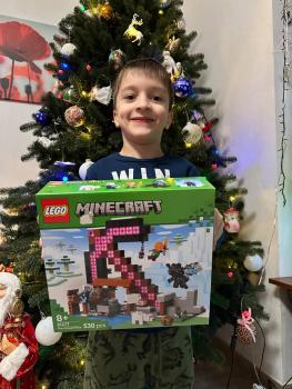 Bub vor Weihnachtsbaum mit Minecraft