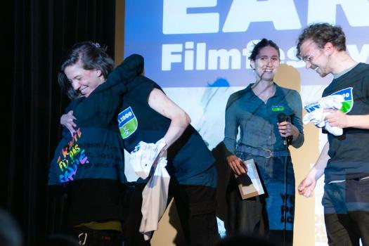 Aktivist:innen von GLOBAL 2000 auf Bühne beim EYES ON EARTH Filmfestival