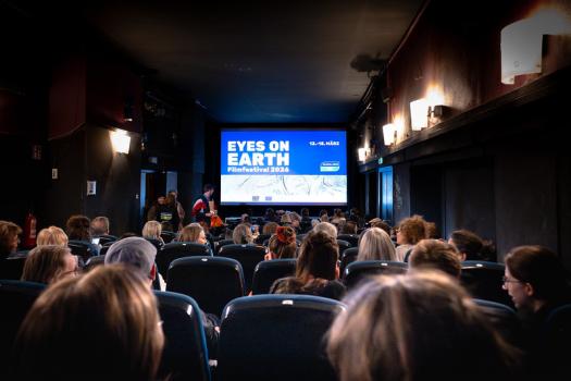 Publikum im Kino bei der Vorführung von „Eyes on Earth“ im Rahmen des Filmfestivals 2024
