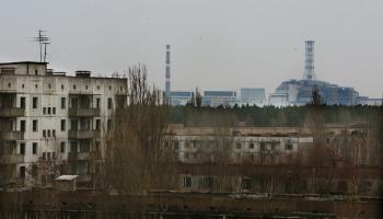 Geisterstadt rund um das AKW Tschernobyl: verlassene Gebäude vor grauem Himmel