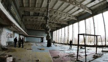 Geisterstadt rund um das AKW Tschernobyl: ein verfallenes Gebäude
