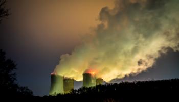Atomkraftwerk mit Rauch im Abendrot 