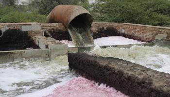 Abwasser bei der Schuhproduktion in Indien