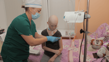 Kind wird im Krankenhaus untersucht