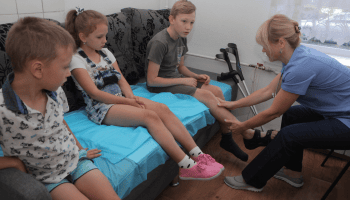 Kinder werden im Krankenhaus untersucht