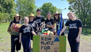 Mehrere Personen beim Clean Up auf der Donauinsel