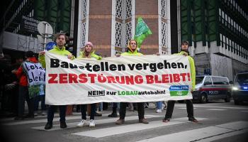 Aktivist:innen von GLOBAL 2000 mit Banner gegen Lobauautobahn
