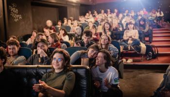 Kinosaal mit Menschen beim Filmfestival "Eyes On Earth" von GLOBAL 2000