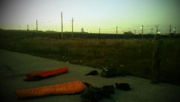 zwei orange Schlafsäcke am Asphalt