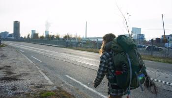 Weltwanderer an der Straße in Frankreich