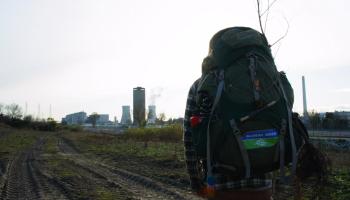 Weltwanderer blickt auf Atomkraftwerk