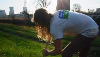 Weltwanderer vor Atomkraftwerk