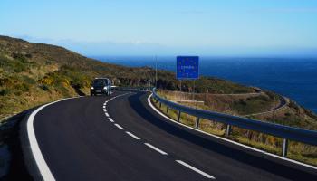 Straße an der Küste in Frankreich