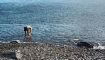 Weltwanderer badet im Meer