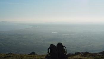 zwei Rucksäcke auf einem Berg mit Blick auf die spanische Küste