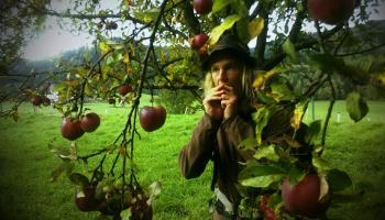 Weltwanderer beißt in Apfel