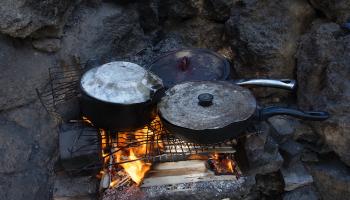 Weltenwanderer kochen im Lagen in der Natur