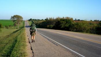 Weltwanderer geht in Kanada auf Straße 
