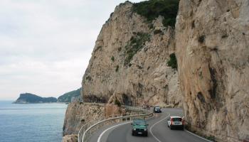 Autostraße zwischen Felsküste und Meer in Frankreich