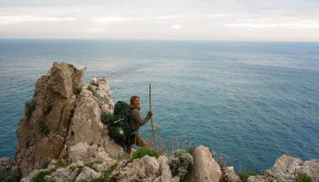 Weltwanderer auf Felsküste vor dem Meer