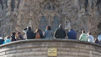 Menschen stehen vor Sagrada Familia und blicken hinauf
