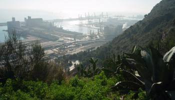 Blick auf den Frachthafen in Barcelona