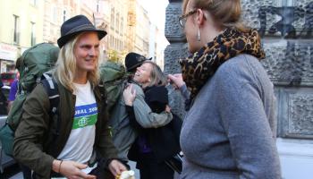 Marvin und Rowin verabschieden sich mit Umarmungen beim GLOBAL 2000 Team