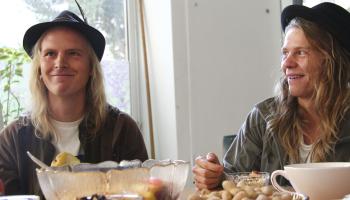 Marvin und Rowin sitzen am Frühstückstisch