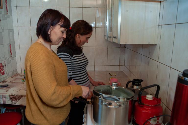 Zwei Mütter kochen in der Küche des Mutter-Kind-Zentrums