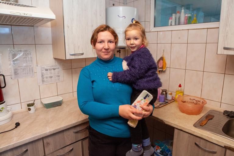 Mutter mit Kind in der Küche des Mutter-Kind-Zentrums in Ljubotyn