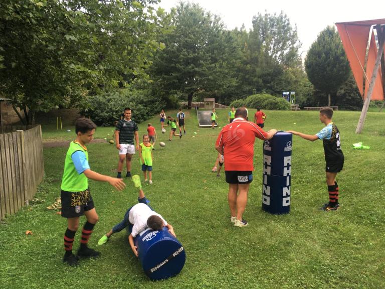 Kinder beim Rugby spielen