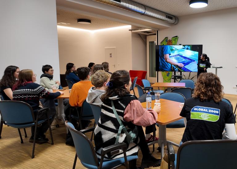 Fariha hält einen Vortrag vor den anderen Praktikant:innen