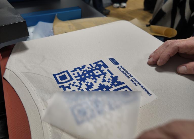 Siebdruck auf einem weißen T-Shirt