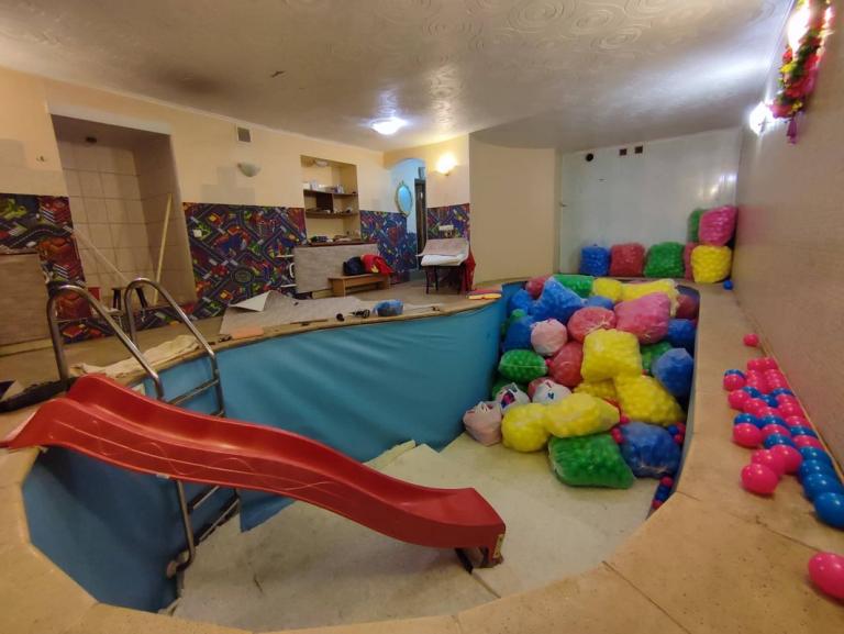 Schutzbunker mit Rutsche