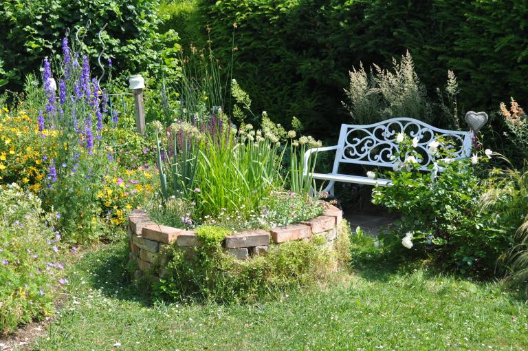 Bank in grünem Garten