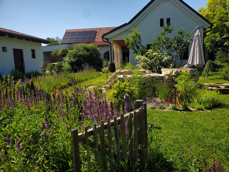 Häuser mit Naturgarten dazwischen