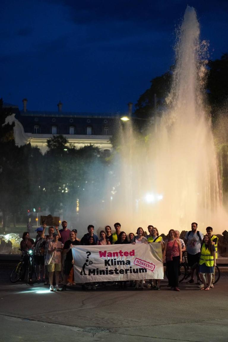 Aktion Banner vor Brunnen Schwarzenbergplatz