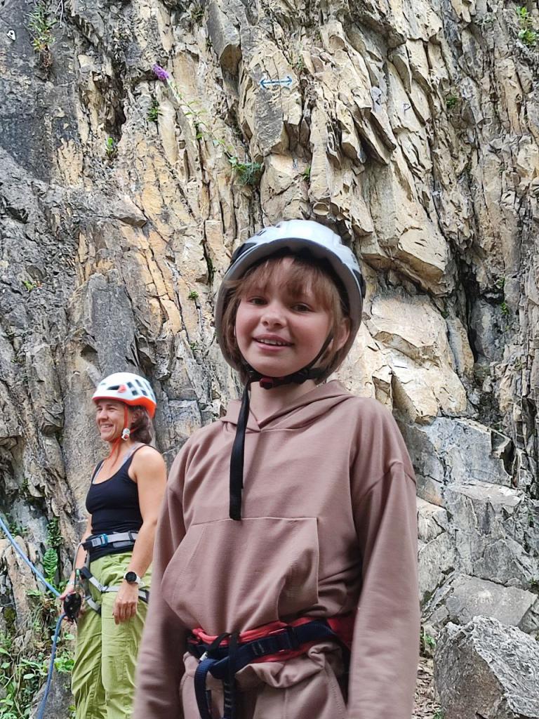 Kind bereitet sich auf das Klettern vor