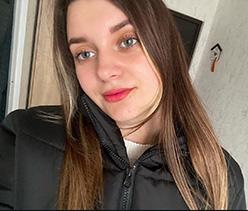 Ein Mädchen mit rotem Lippenstift, Grüne  Lange Braune Haare und Schwarzer Jacke 