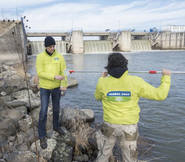 GLOBAL 2000 Mitarbeiter entnehmen Wasserproben aus einem Staubecken in der Nähe des AKW Mochovce