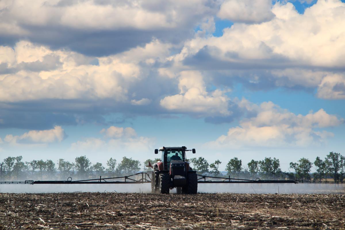 Traktor der Pestizide am Feld ausbringt