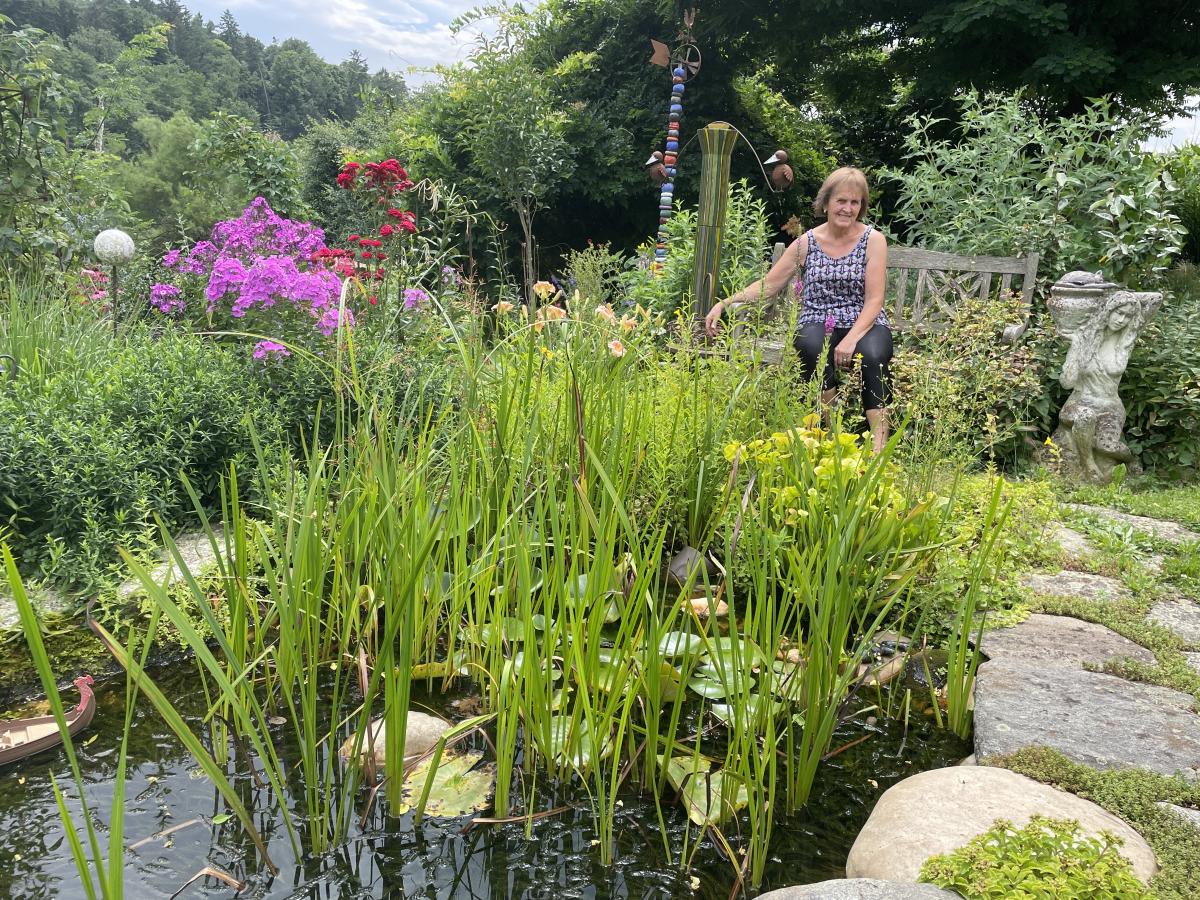 Erna Grabner in ihrem Garten