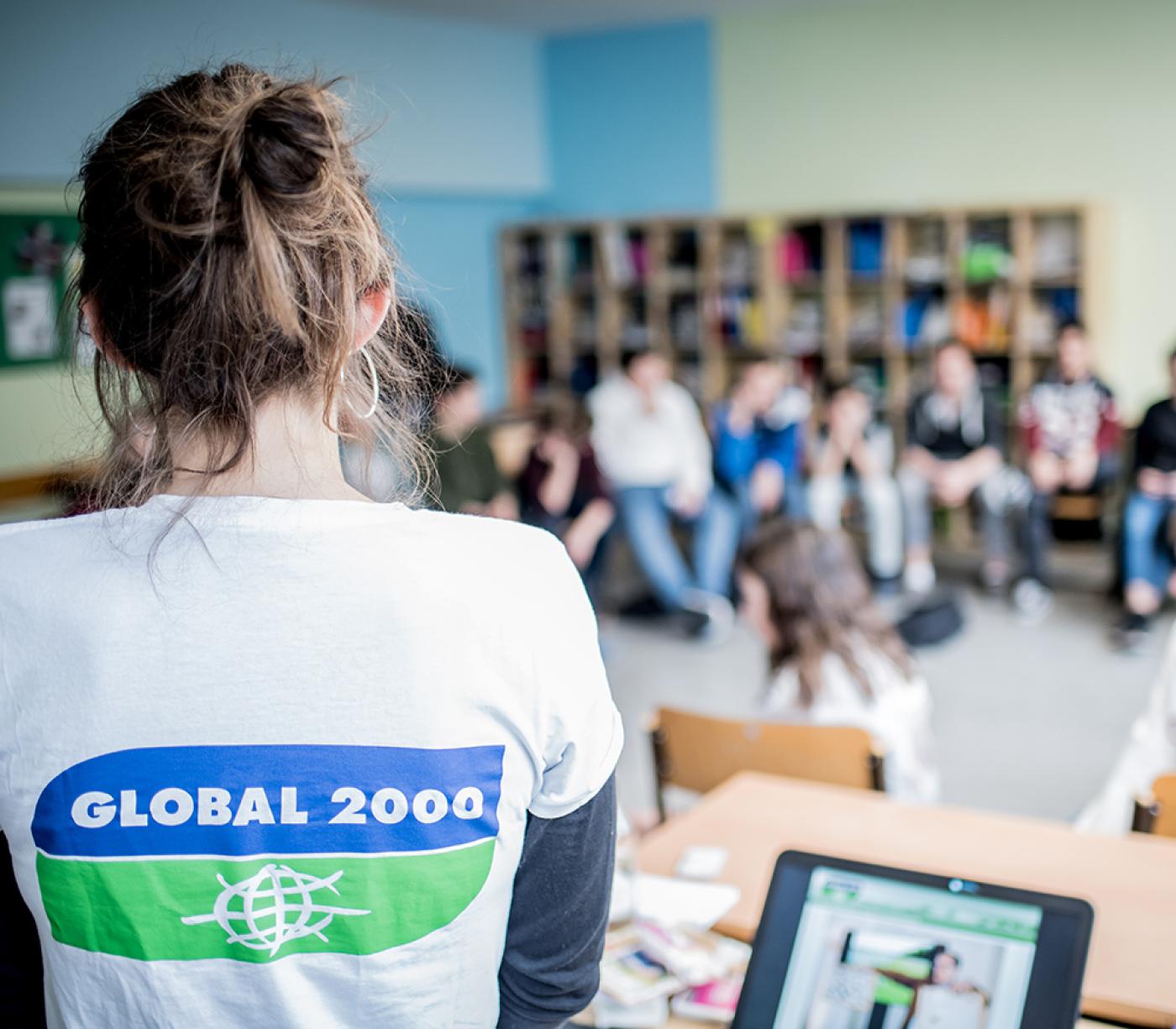 Umweltkommunikatiorin vor Schulklasse beim Pestizidworkshop