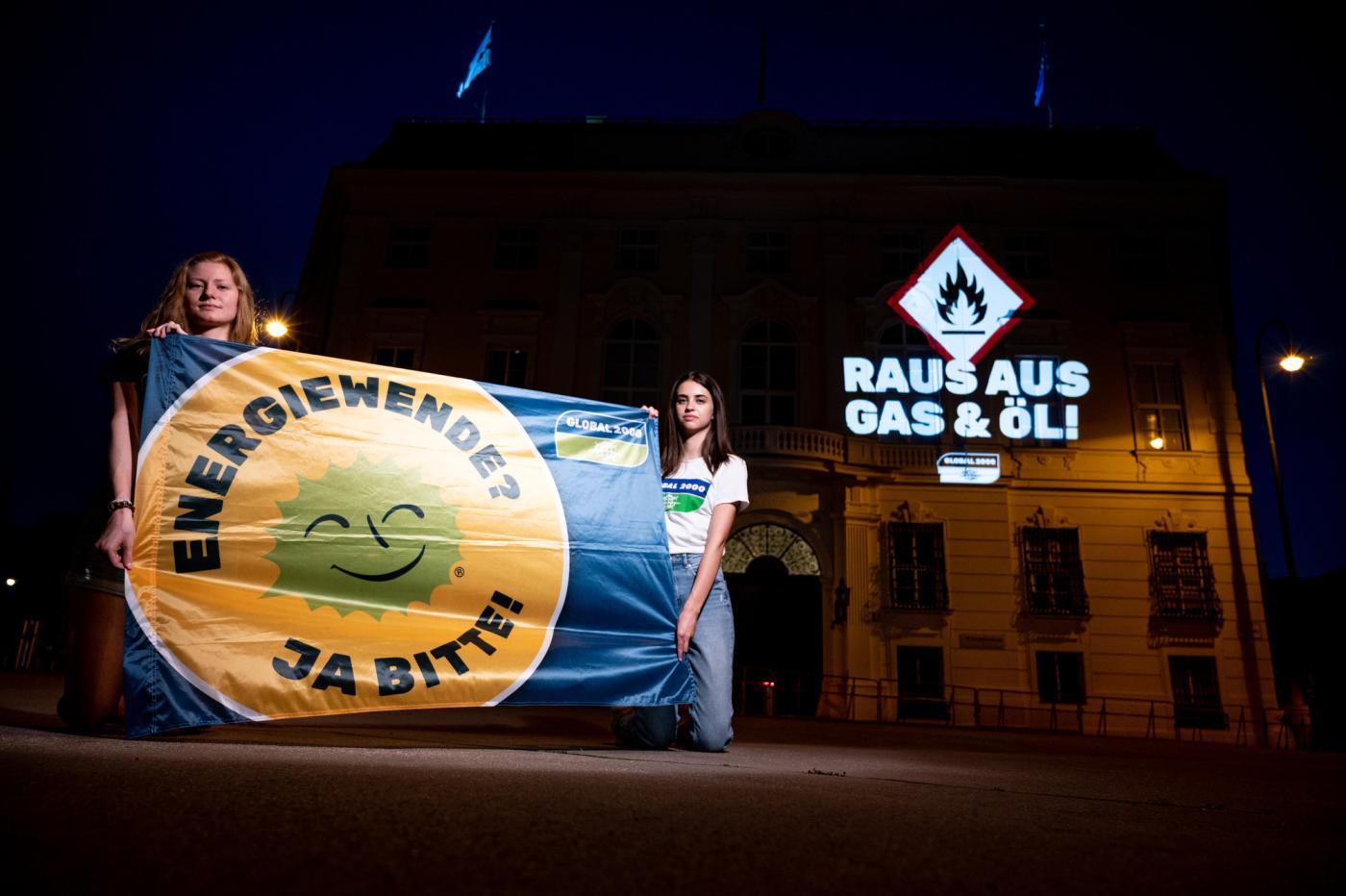 Aktivistinnen demonstrieren für Raus aus Gas und Öl