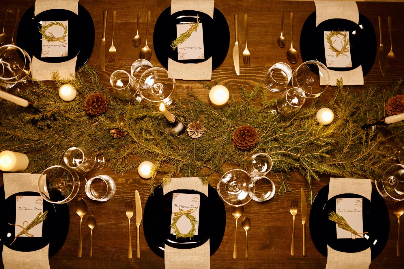 Gedeckte Tafel mit Nadelzweigen als Tischdekoration
