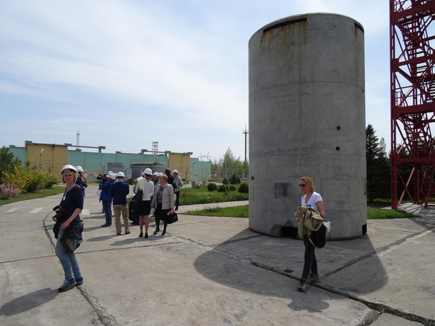GLOBAL 2000 in Saporischja vor Atommüll-Behälter