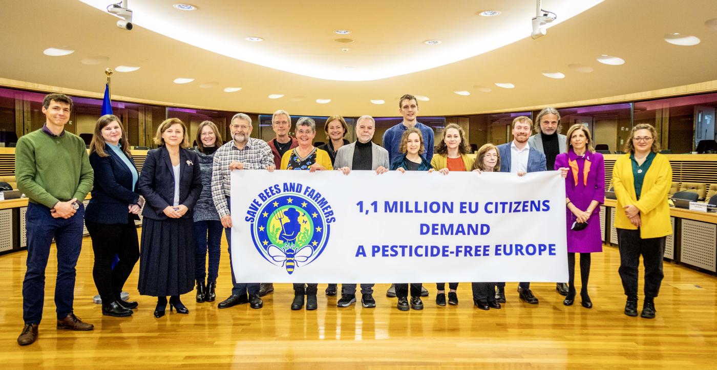 Initiator:innen mit EU-Kommissarinnen Stella Kyriakides und Věra Jourová