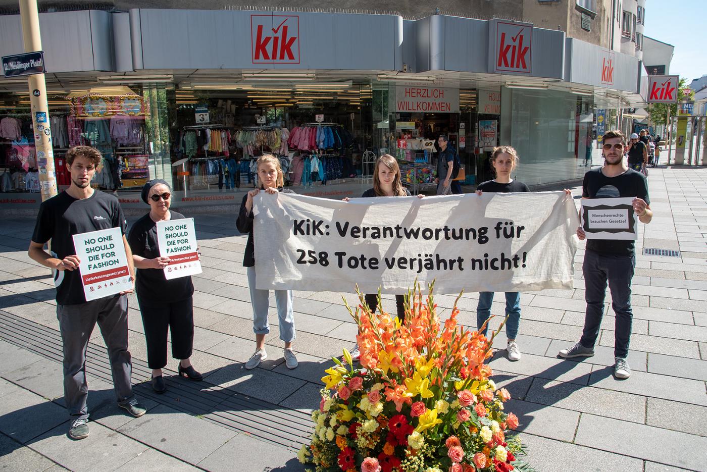 Aktivist:innen protestieren vor dem Kik-Shop für ein faires Lieferkettengesetz