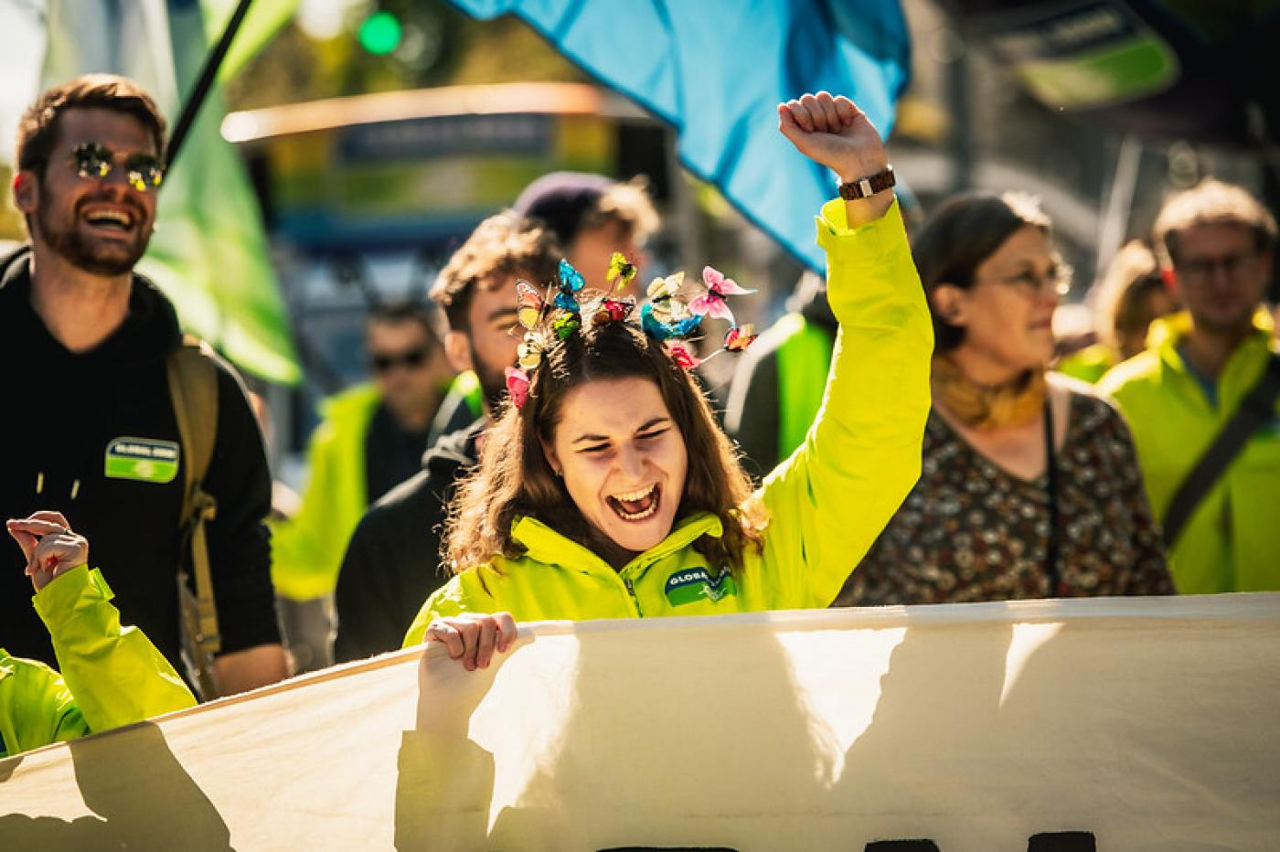 Klimaaktivistin mit vollem Einsatz beim Klimastreik